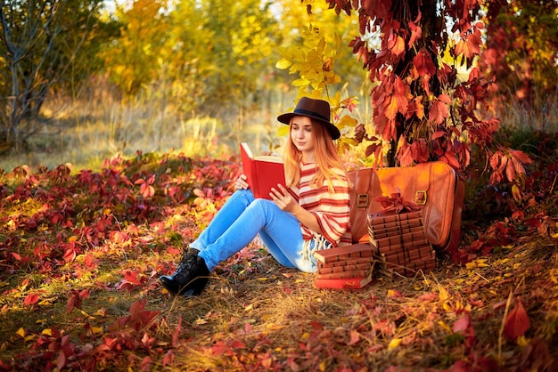 fille au chapeau avec des livres automne