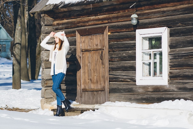 Fille au chapeau et mitaines en hiver