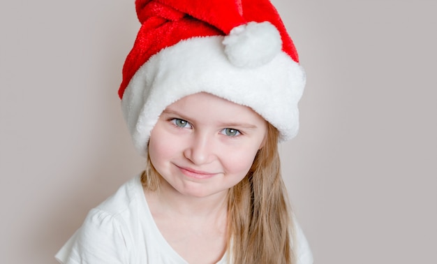 Fille au chapeau de père Noël