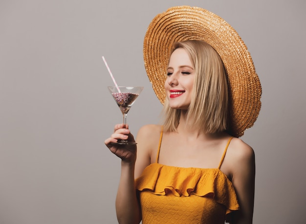 Fille au chapeau et robe jaune