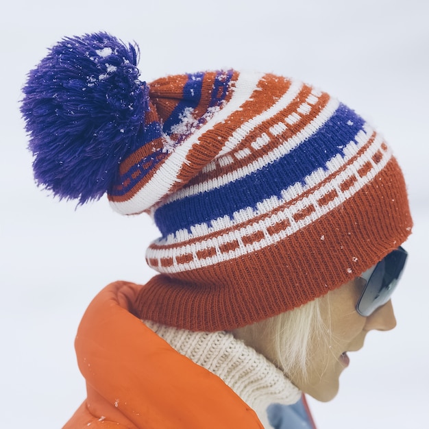 Fille au chapeau vintage lumineux à l'extérieur