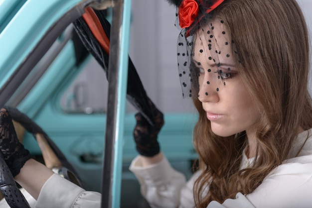 Fille au chapeau et une voiture