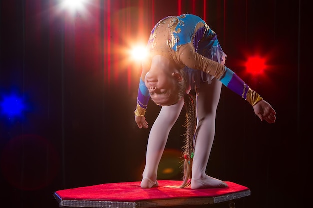 Une fille au corps souple Joue un artiste de cirque Gymnaste de cirque