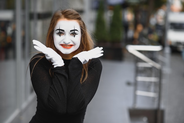 La fille au maquillage du mime.