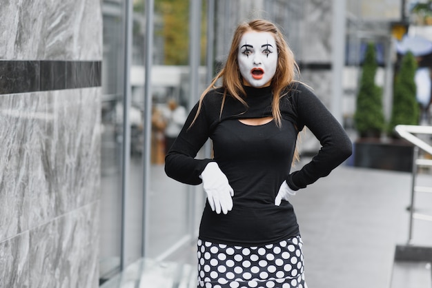 La fille au maquillage du mime.