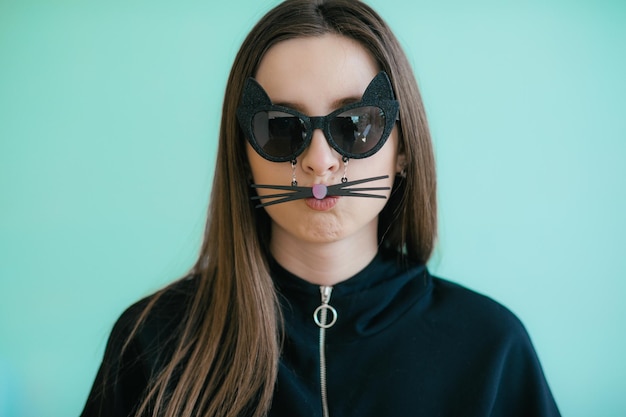 La fille au masque. Mascarade, halloween. Fille dans un masque de chat. Catwoman