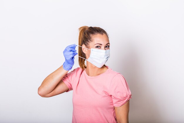 Fille au masque respiratoire. Jolie femme masquée, mettre un masque de protection. Covid - 19 ans, prévention des coronavirus