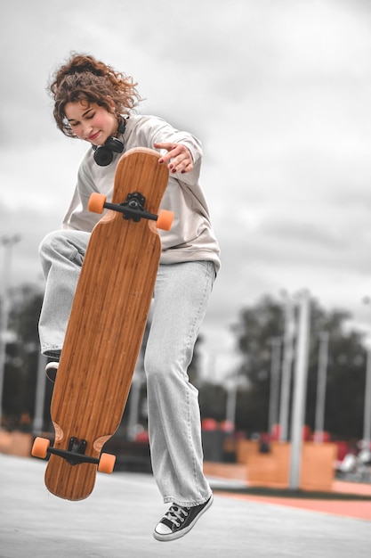 Fille au moment de la cascade de skate