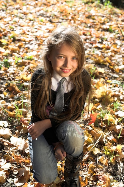 Fille au parc d&#39;automne