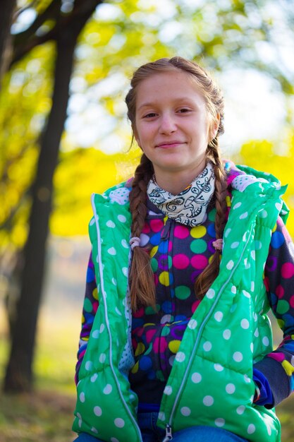 Fille au parc d'automne