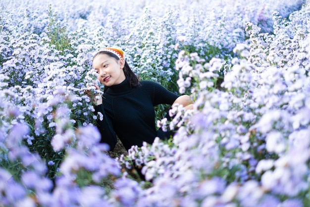 Fille au parc fleuri