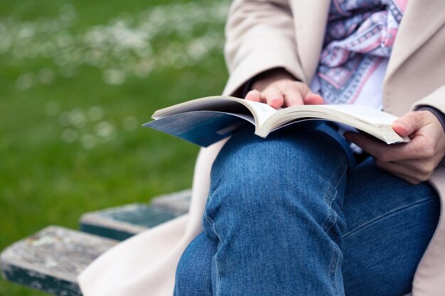 Fille au parc lisant un livre