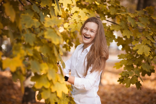 Fille au portrait de feuillage d'automne