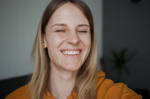 La fille au pull jaune rit