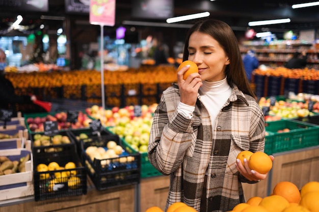 Fille au rayon des fruits de l'épicerie