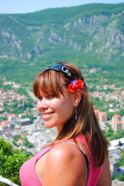 Fille au sommet du mont Lovcen dans la réserve naturelle, où l'ancienne forteresse