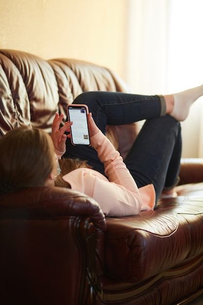 la fille au téléphone cherche la bonne information