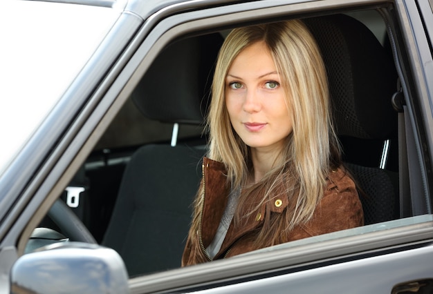 Fille au volant d'une voiture