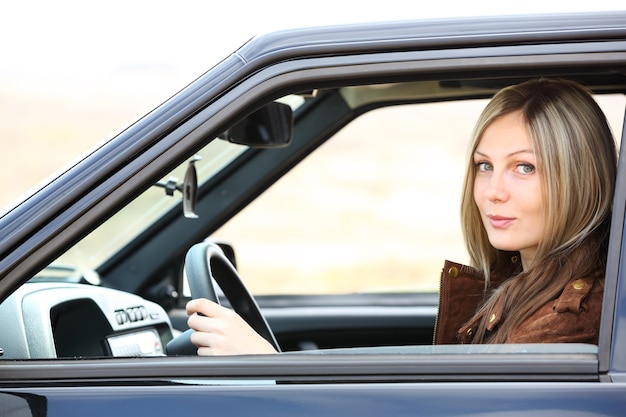 Fille au volant d'une voiture