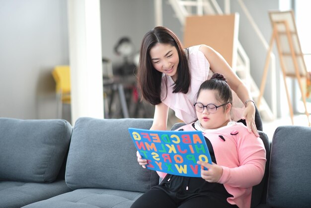 Fille autiste Mère forme le développement de la fille autiste