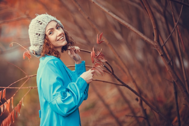 Fille en automne parc