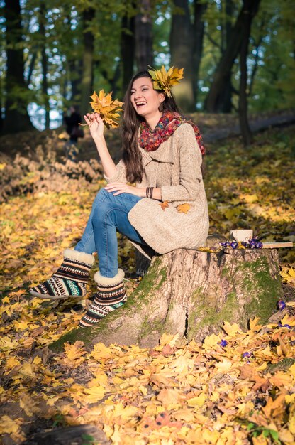 Fille en automne Park