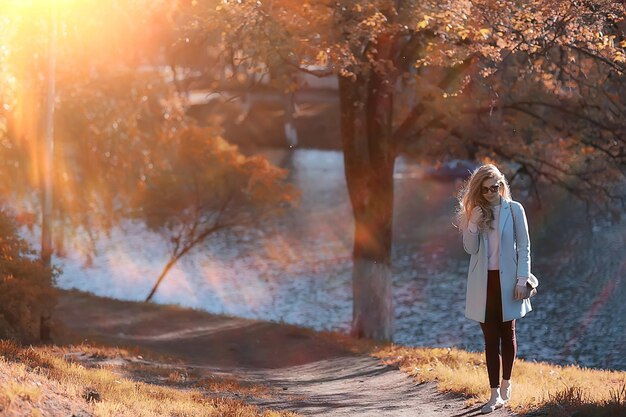 fille d'automne / portrait d'une fille dans un parc de la ville d'automne, marchez un week-end heureux portrait féminin
