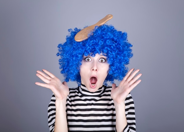 Fille aux cheveux bleus surpris avec un peigne coincé.