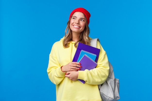 Fille aux cheveux blonds à capuche jaune