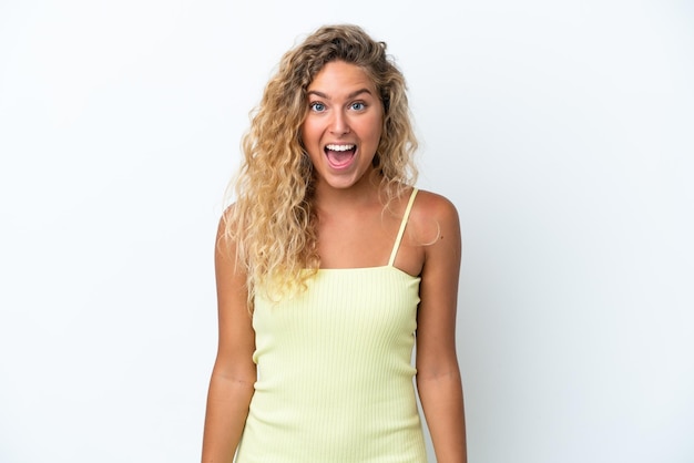 Fille aux cheveux bouclés isolé sur fond blanc avec une expression faciale surprise