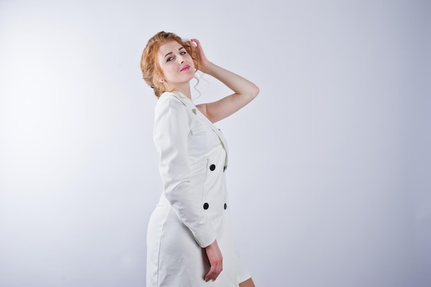 Fille aux cheveux bouclés isolée sur fond de studio blanc