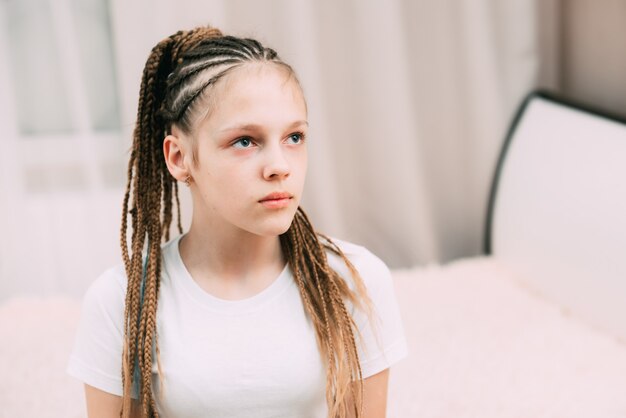 Fille aux cheveux bruns et nattes tressées avec des cheveux artificiels