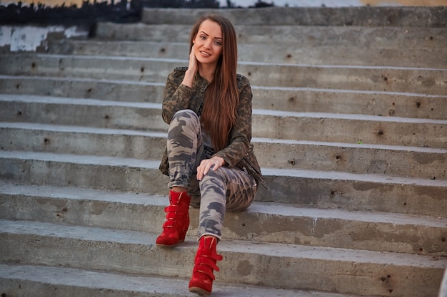 fille aux cheveux longs dans la rue