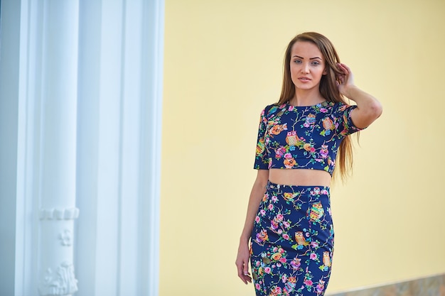 fille aux cheveux longs dans la rue