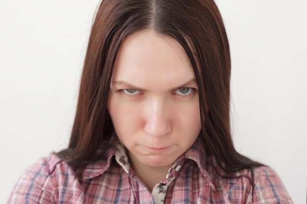 Photo la fille aux cheveux longs lève les yeux avec colère