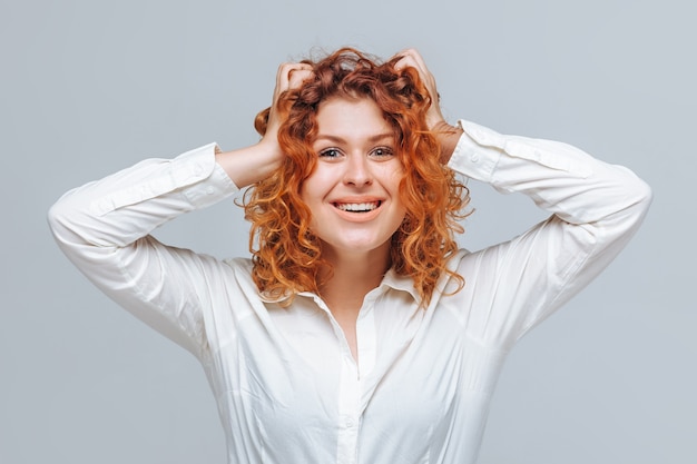 La fille aux cheveux roux a un plaisir joyeux