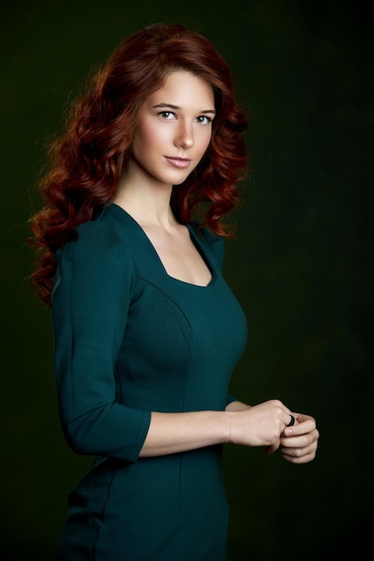 Fille aux cheveux roux portrait de beauté en studio