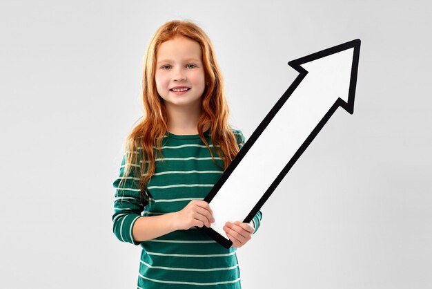 Photo une fille aux cheveux roux souriante avec une flèche apparaît.