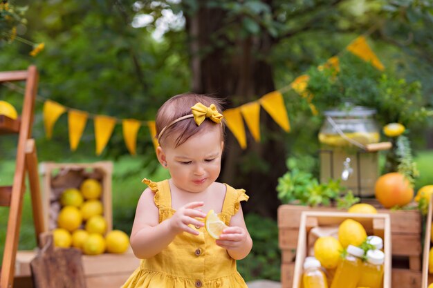 Fille aux citrons et limonade à l'extérieur au pique-nique