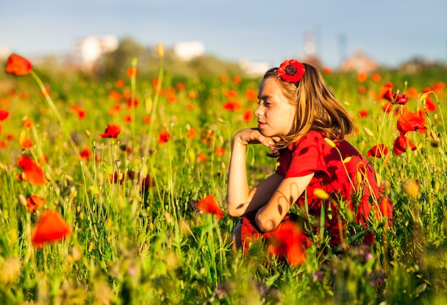 Fille aux coquelicots