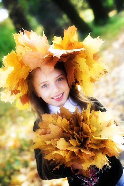 Fille aux feuilles jaunes