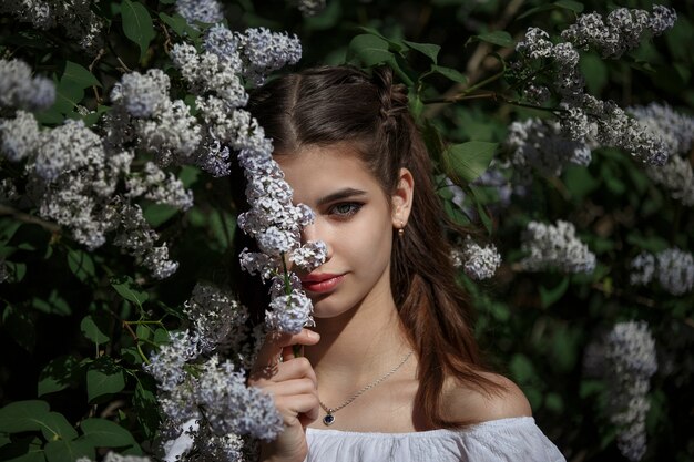 Fille aux fleurs de lilas