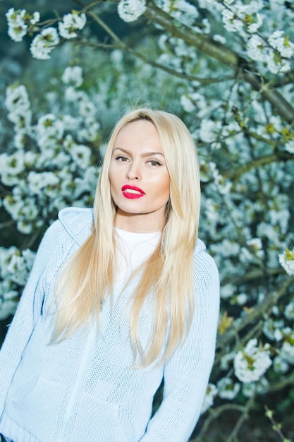 Fille aux lèvres rouges et aux cheveux blonds en fleurs