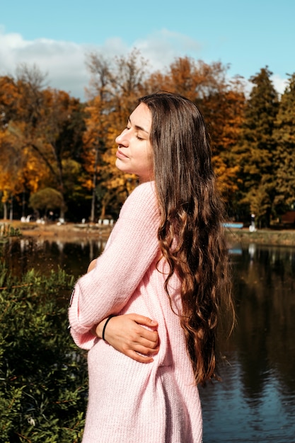 Fille aux longs cheveux bruns en automne parc