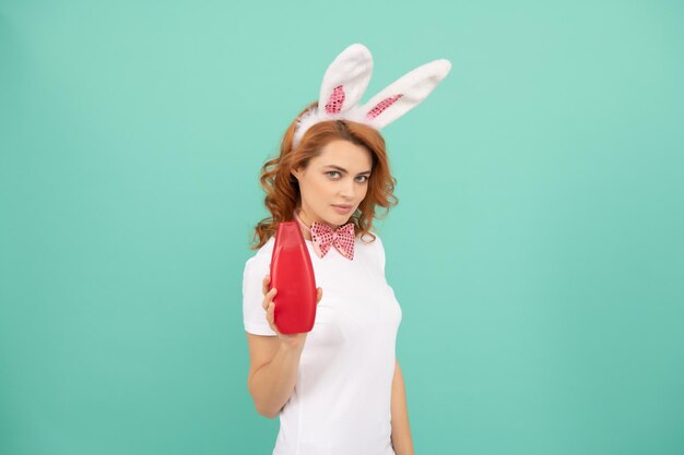 Fille aux oreilles de lapin de Pâques avec shampoing