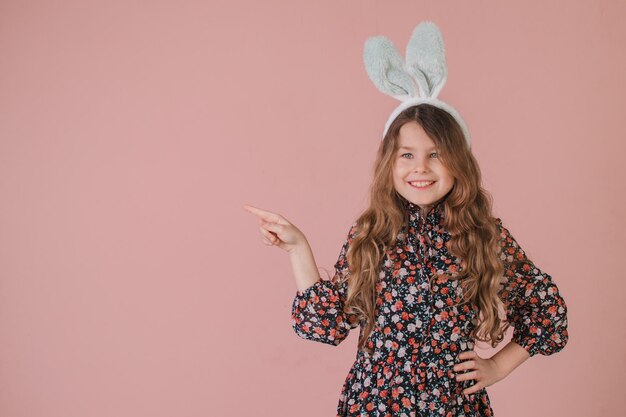 Une fille aux oreilles de lièvre pointe vers le côté