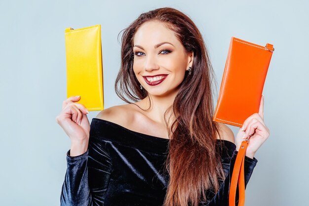 Fille aux pochettes en cuir colorées