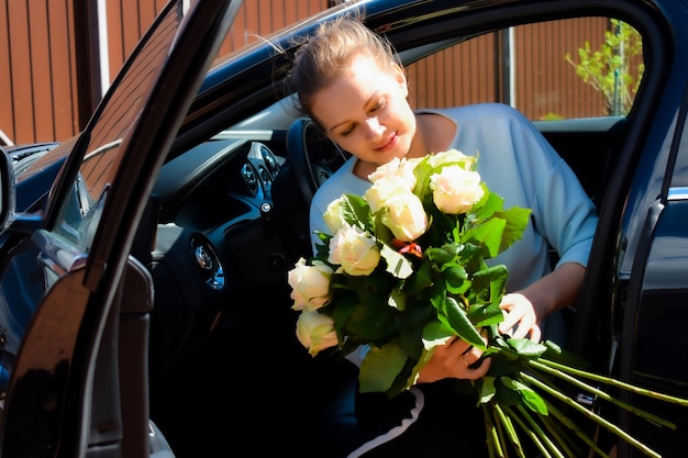 Fille aux roses crème Un bouquet de roses pour maman Demande en mariage