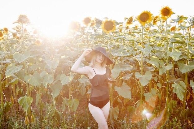 Fille aux tournesols