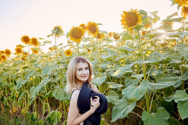 Fille aux tournesols